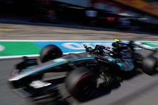 Russell vyhrál kvalifikaci na závod v Rakousku, Verstappen boural - Sport.cz